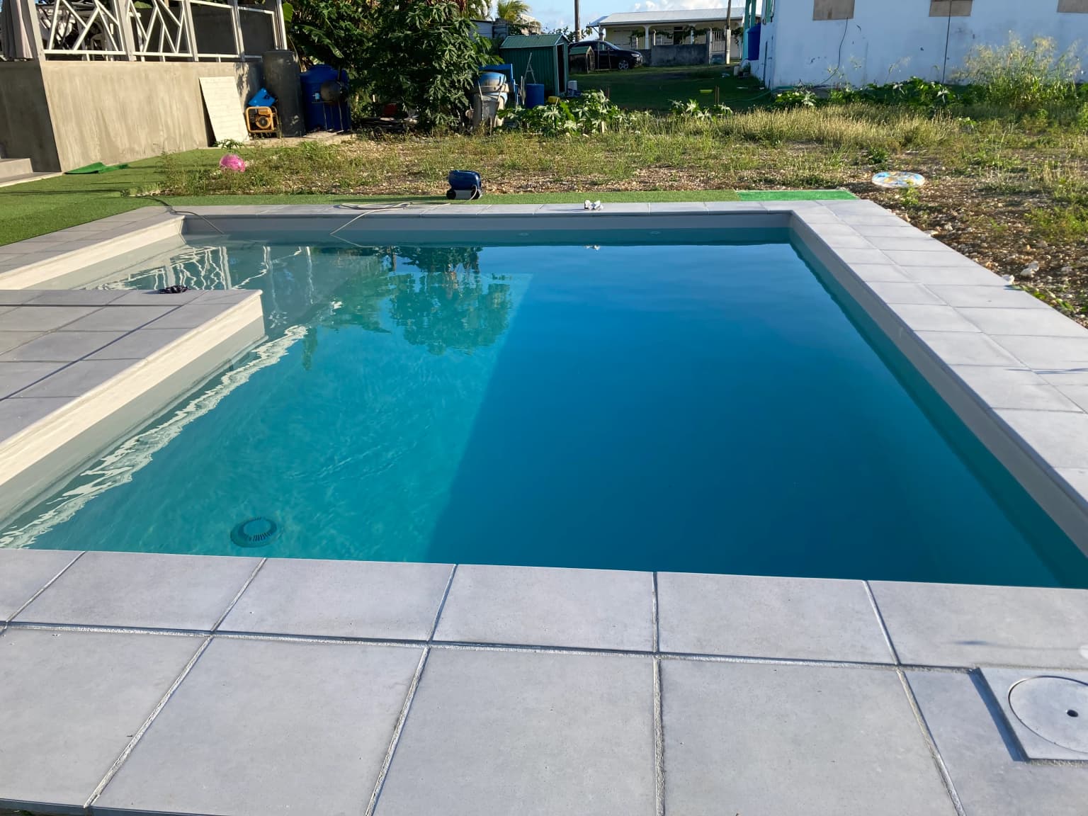 Réalisation Piscine en L escalier déporté